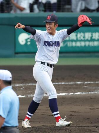 ６回、霞ヶ浦・渡辺航太を併殺打に仕留め、大喜びでベンチに戻る横浜・織田翔希（撮影・坂部計介）