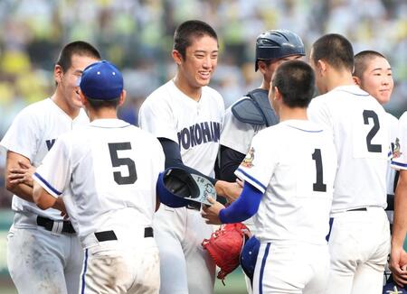 霞ヶ浦・稲山幸汰（１）と言葉を交わす横浜・織田翔希（撮影・中田匡峻）