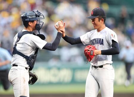 ９回を締め、脇山魁音（左）とタッチを交わす横浜・織田翔希（撮影・中田匡峻）