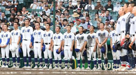 横浜（手前）に敗れた霞ヶ浦ナイン（撮影・中田匡峻）