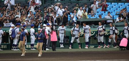 相手の健闘をたたえ、引き揚げる横浜、霞ヶ浦両チーム（撮影・坂部計介）