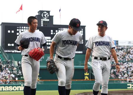 試合を終え、村田浩明監督（右）と言葉を交わす横浜・織田翔希（左）＝撮影・中田匡峻