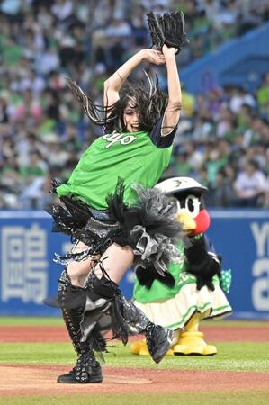 始球式を務めるスターダム・上谷沙弥
