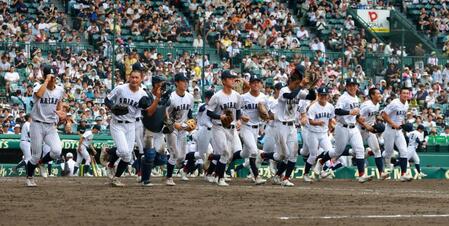 アルプスへ挨拶に向かう有明ナイン＝甲子園（撮影・石湯恒介）