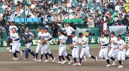 東日本国際大昌平に逆転勝利し、応援団にあいさつへ向かう有明ナイン（撮影・立川洋一郎）