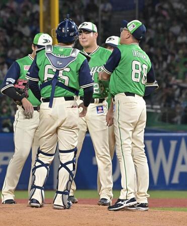 ６回途中１点を失い池山監督（右）から降板を告げられる松本健（撮影・持木克友）