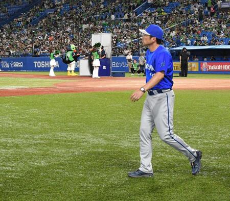 ヤクルトに敗れグラウンドを後にする相川監督（撮影・持木克友）