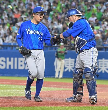 初回を無失点で投げ、戸柱（右）とタッチを交わす片山（撮影・持木克友）