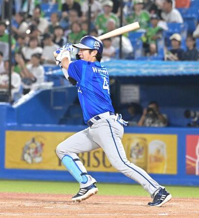 ３回、中前安打を放つ度会（撮影・持木克友）