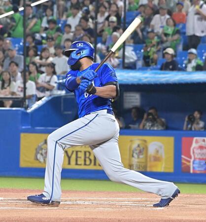 ６回、中前適時打を放つエンカーナシオン（撮影・持木克友）