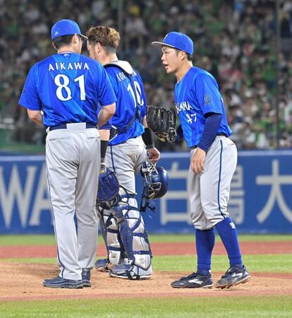 ６回、打者・伊藤の時、相川監督（左）から降板を告げられる片山（撮影・持木克友）