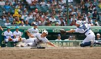 ６回、健大高崎・狩野の中前打で生還する豊永（撮影・石湯恒介）