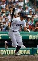 ８回、逆転の二点適時打を放つ有明・広沢（撮影・石湯恒介）