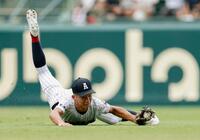 ５回、小内の飛球を好捕する有明・山崎