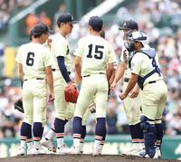 ６回、マウンドに集まる冨岡琥希（中央左）ら英明ナイン（撮影・中田匡峻）