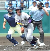 １回、花巻東・赤間史弥は左前に安打を放つ（撮影・坂部計介）