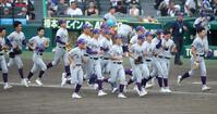 ベスト８進出を決め、笑顔で駆け出す花巻東ナイン（撮影・坂部計介）