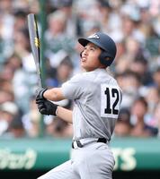 ８回、左犠飛を放つ花巻東・久保村冠太（撮影・中田匡峻）