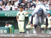 ８回、犠飛で花巻東・赤間史弥（右）が生還し、厳しい表情の英明・香川純平監督（撮影・中田匡峻）