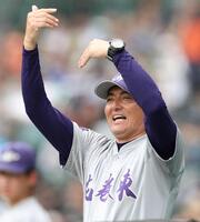 ４回、ベンチから指示を出す花巻東・佐々木洋監督（撮影・中田匡峻）