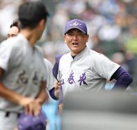 １回、ナインに声をかける花巻東・佐々木洋監督（撮影・中田匡峻）
