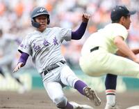 ６回、三盗を決める花巻東・萬谷堅心（撮影・中田匡峻）