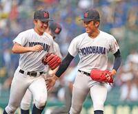 ６回、横浜・池田聖摩（左）と笑顔でベンチに戻る横浜・織田翔希（撮影・中田匡峻）