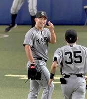 ６回裏を投げ終え、笑顔でベンチに引き揚げる小笠原