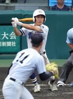 ５回、霞ヶ浦・村上聖は中前に勝ち越しとなる適時打を放つ（撮影・坂部計介）