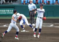 ６回、霞ヶ浦・渡辺航太を併殺打に仕留め、大喜びでベンチに戻る横浜・織田翔希（撮影・坂部計介）