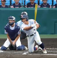 ６回、横浜・千島大翼は逆転となる２点適時打を放つ（撮影・坂部計介）