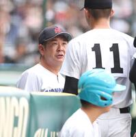 １回を投げ終えた横浜・小林鉄三郎（右）に話す横浜・村田浩明監督（撮影・中田匡峻）