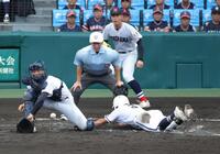 ４回、霞ヶ浦・渡辺航太の中犠飛で三走霞ヶ浦・西野結太が生還する（捕手横浜・脇山魁音、奥は横浜・小林鉄三郎）＝撮影・坂部計介