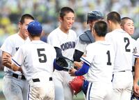 霞ヶ浦・稲山幸汰（１）と言葉を交わす横浜・織田翔希（撮影・中田匡峻）