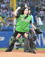 始球式を務めるスターダム・上谷沙弥