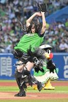 始球式を務めるスターダム・上谷沙弥