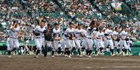 アルプスへ挨拶に向かう有明ナイン＝甲子園（撮影・石湯恒介）