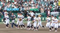 東日本国際大昌平に逆転勝利し、応援団にあいさつへ向かう有明ナイン（撮影・立川洋一郎）