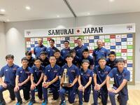 Ｕ-１２アジア選手権で優勝した選手と桑田真澄監督（後列右から２人目）ら