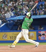 ３回、右越え２点本塁打を放つ長岡（撮影・持木克友）