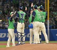 ＤｅＮＡを破りマウンドでハイタッチを交わす長岡とナイン（撮影・持木克友）