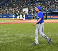 ヤクルトに敗れグラウンドを後にする相川監督（撮影・持木克友）