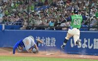 ３回、武岡の一塁ゴロで片山（左）がベースカバーに向かうも転倒する（撮影・持木克友）
