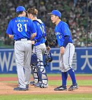 ６回、打者・伊藤の時、相川監督（左）から降板を告げられる片山（撮影・持木克友）