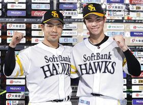 　楽天に勝利しポーズをとる、近藤（左）と庄子