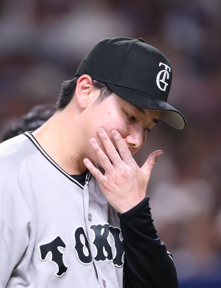 ３回裏を投げ終え、ベンチに戻る竹丸