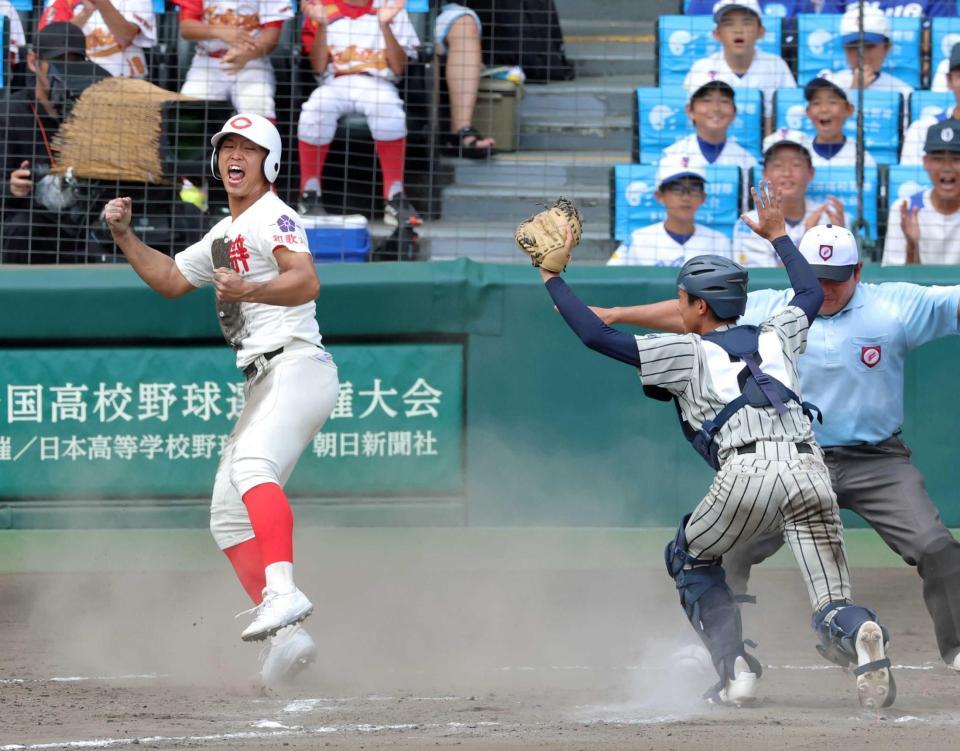 　１１回、黒川の適時二塁打で生還しガッツポーズを見せる智弁和歌山・山下（撮影・立川洋一郎）