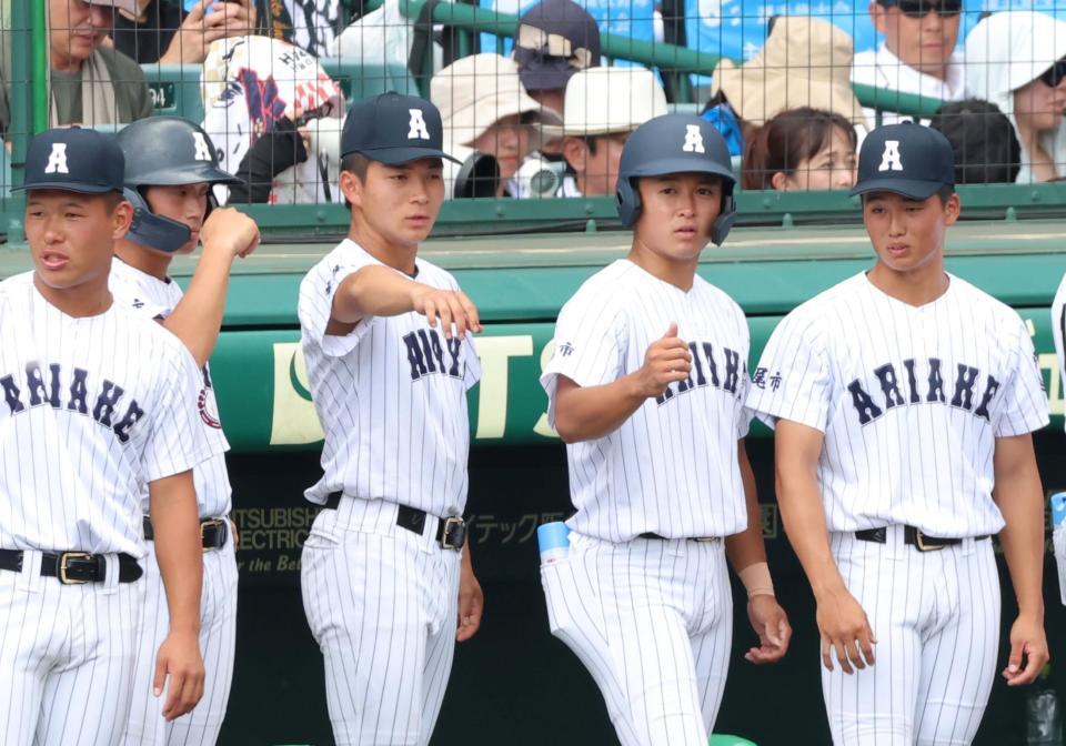 ４回、ベンチ前に並ぶ有明・工修哉（中央左）＝撮影・立川洋一郎