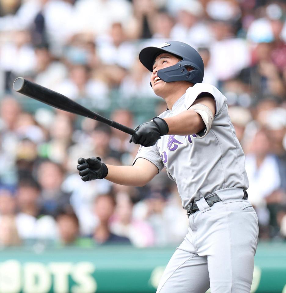 ６回、中犠飛を放つ花巻東・斎藤蒼梧（撮影・中田匡峻）