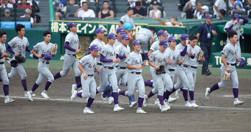 ベスト８進出を決め、笑顔で駆け出す花巻東ナイン（撮影・坂部計介）